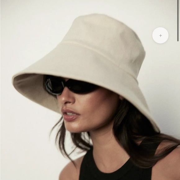 Janessa Leone Accessories - NWT JANESSA LEONE WALKER BUCKET HAT in OFF WHITE size SMALL